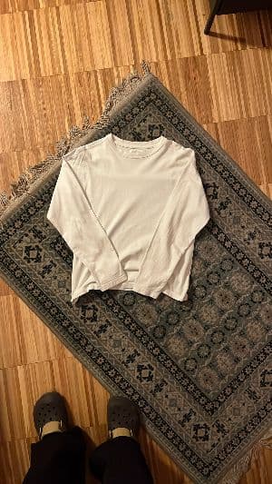 photo labelled t-shirt, misread as sweatshirt