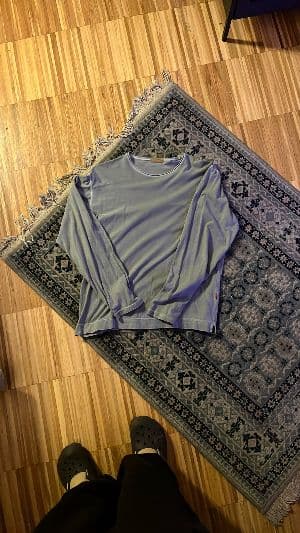 photo labelled t-shirt, misread as sweatshirt